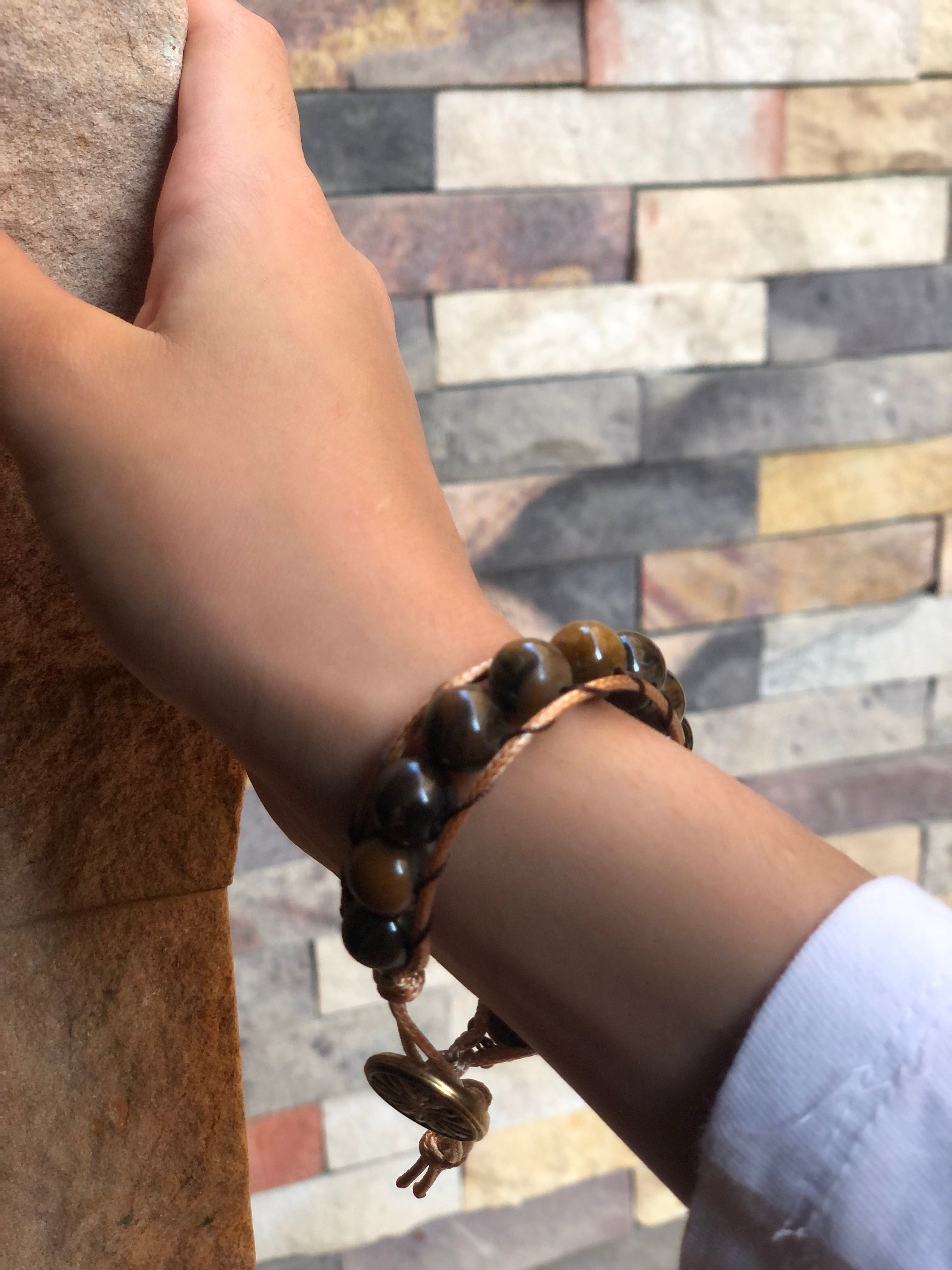 Golden thread and cat's eye bracelet