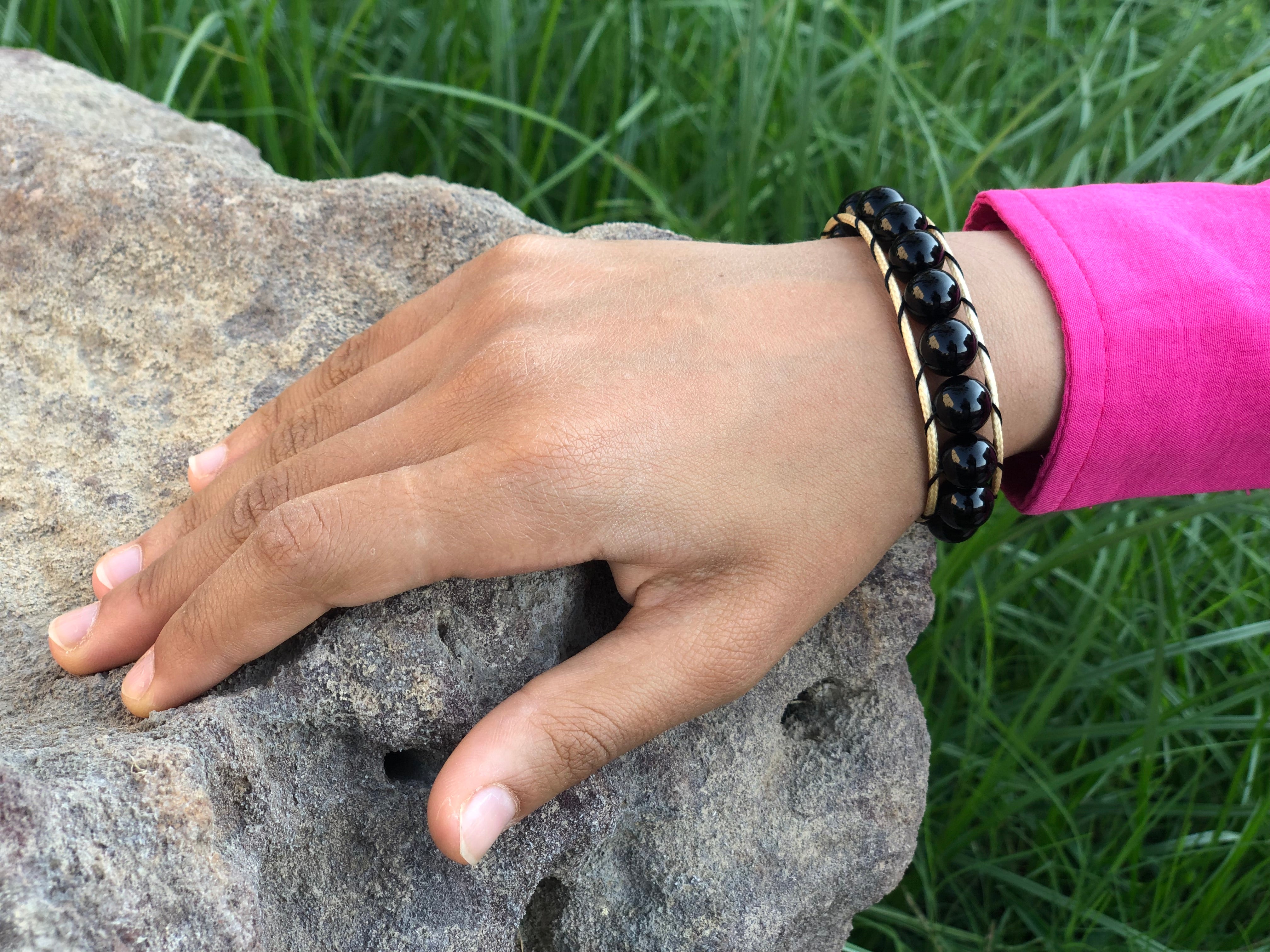 Golden thread and black agate bracelet