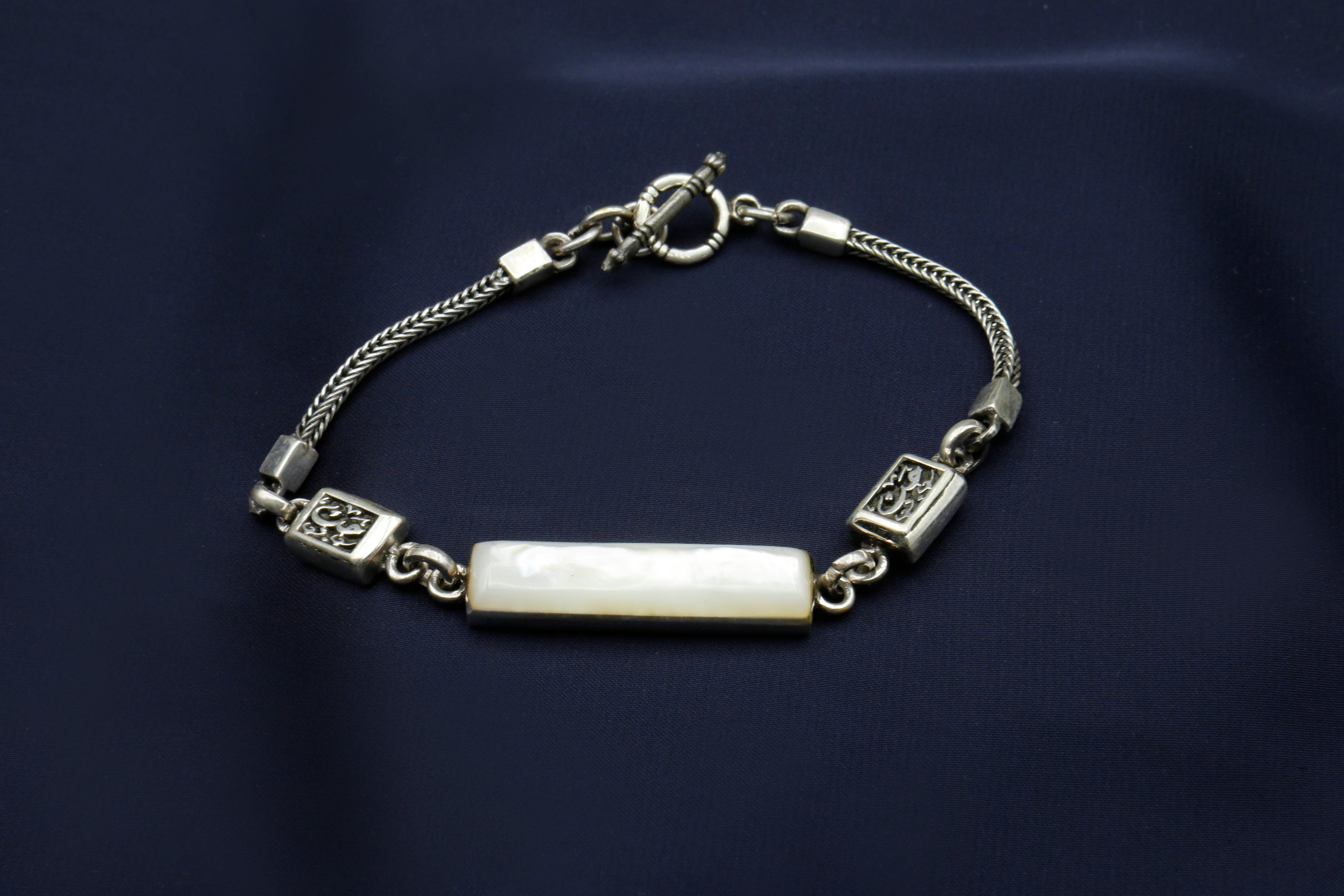 "Love" rectangular bracelet (Pearl)