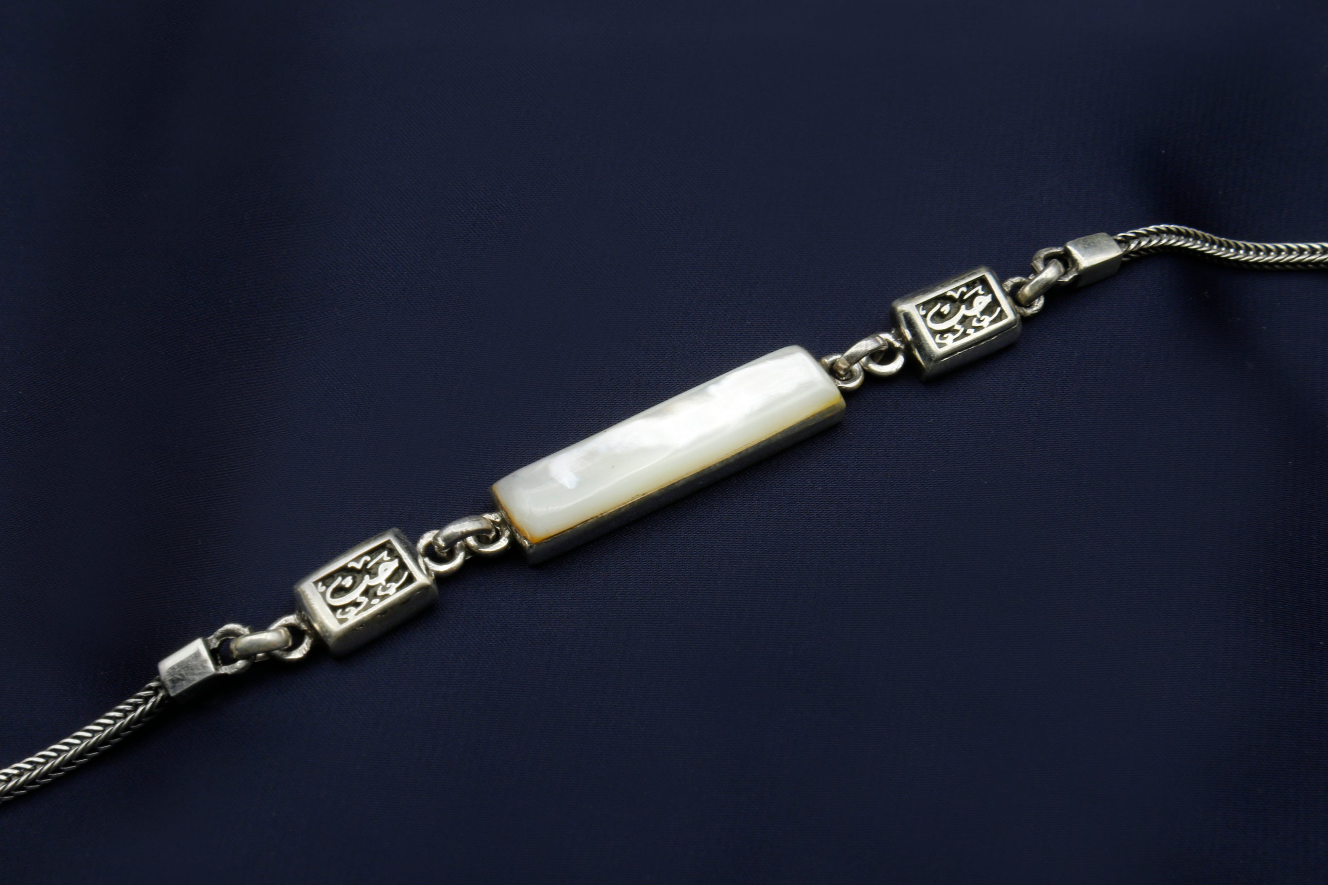 "Love" rectangular bracelet (Pearl)
