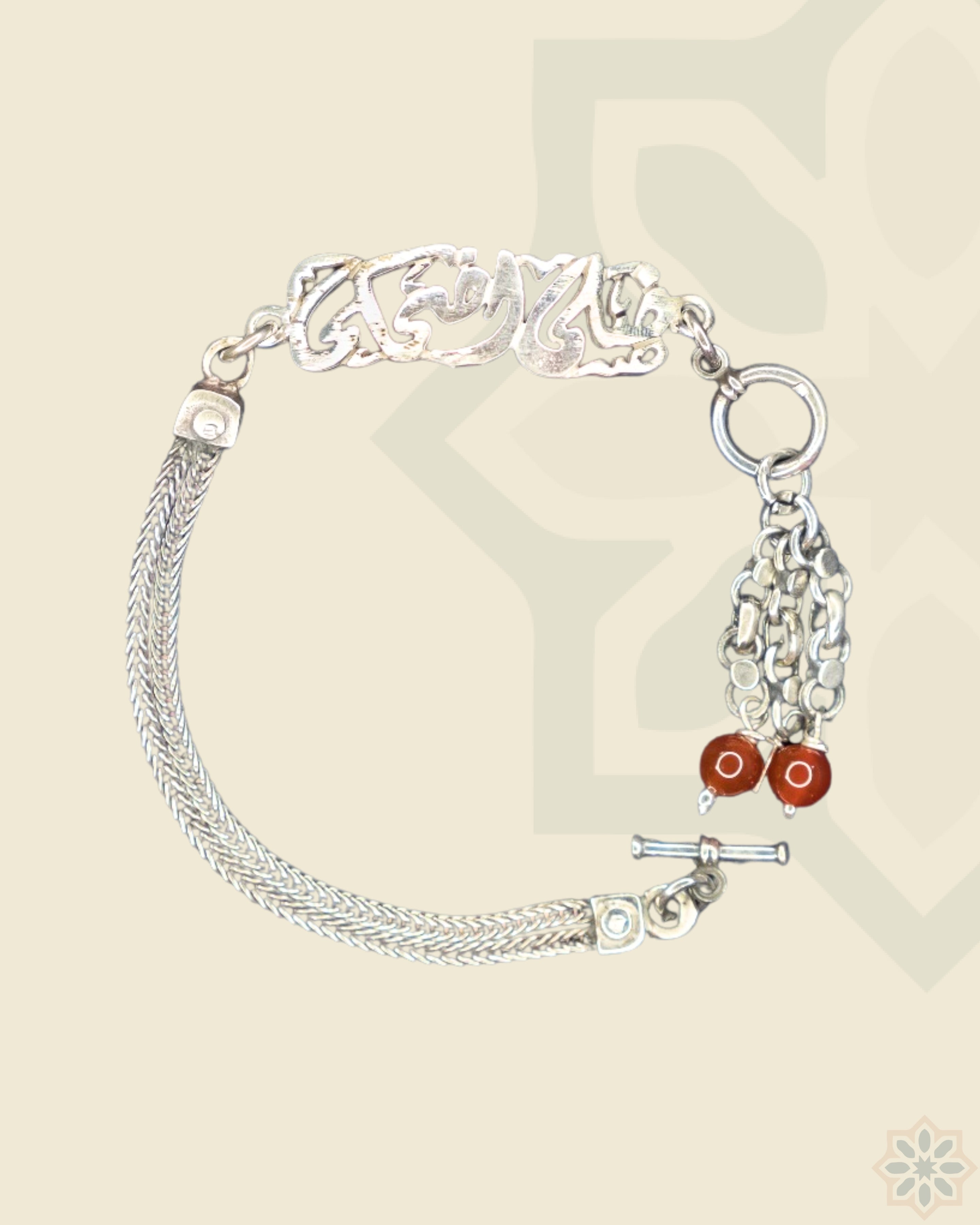 سوار "استمر في الضحك" باللون العنابي