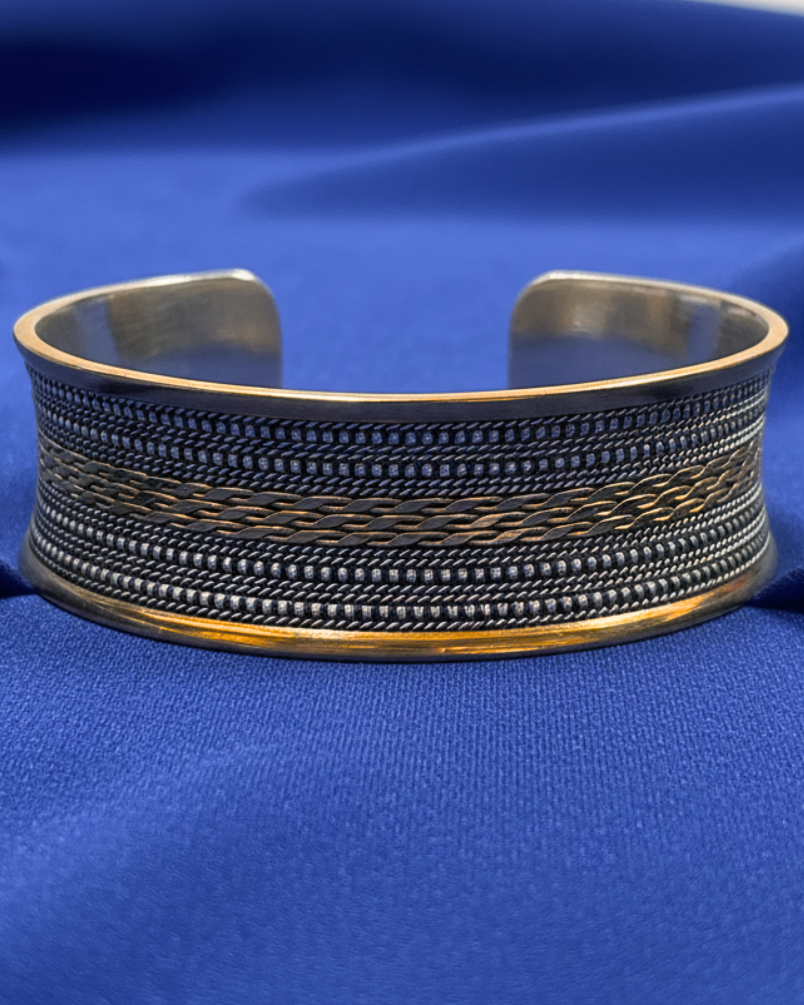 Gold-Edged Woven Silver Cuff with Beaded Center 1366 ุฅุณูุงุฑู