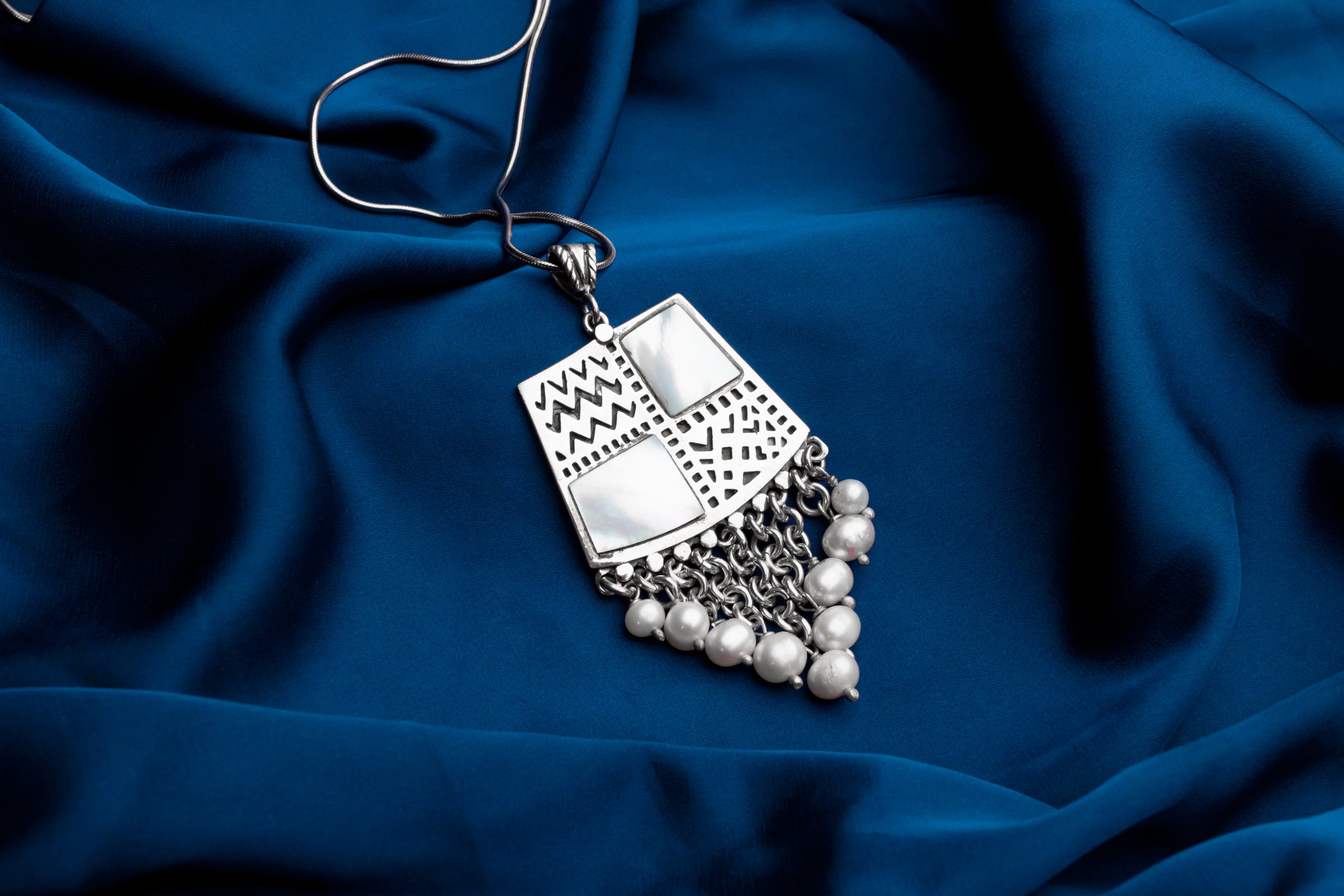 قلادة شرقية مرصعة بأحجار اللؤلؤ