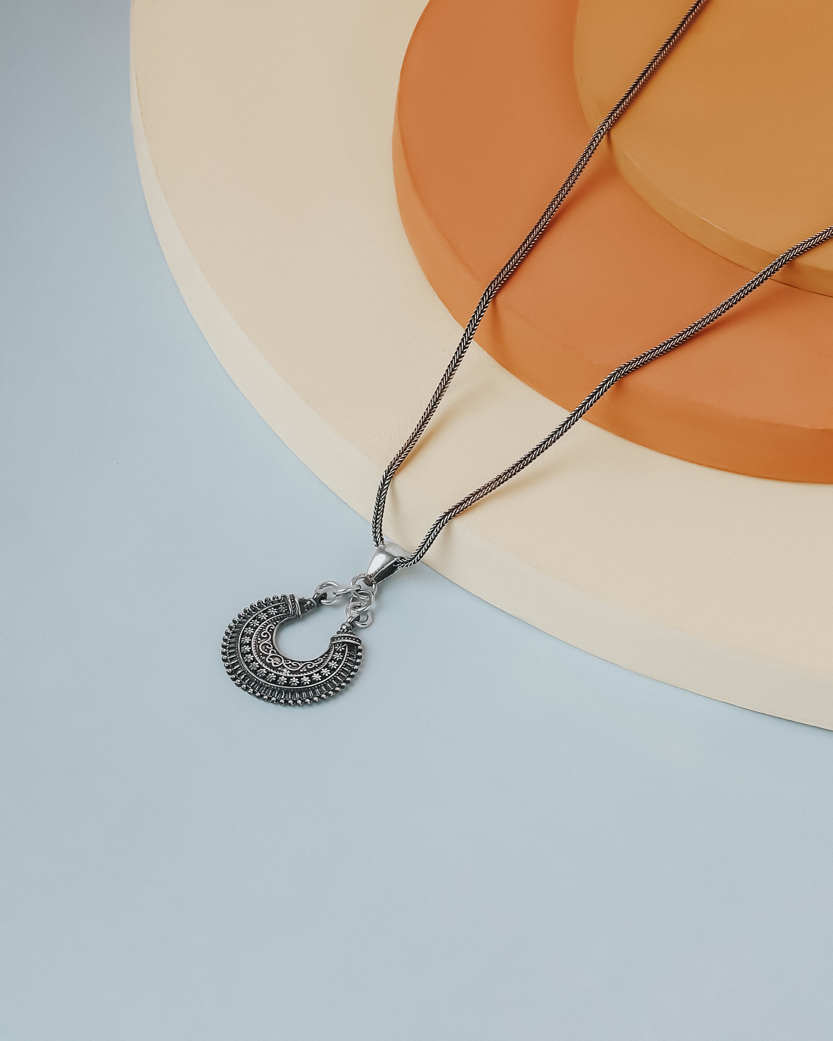 Siwi Pendant With Medium Silver Chain