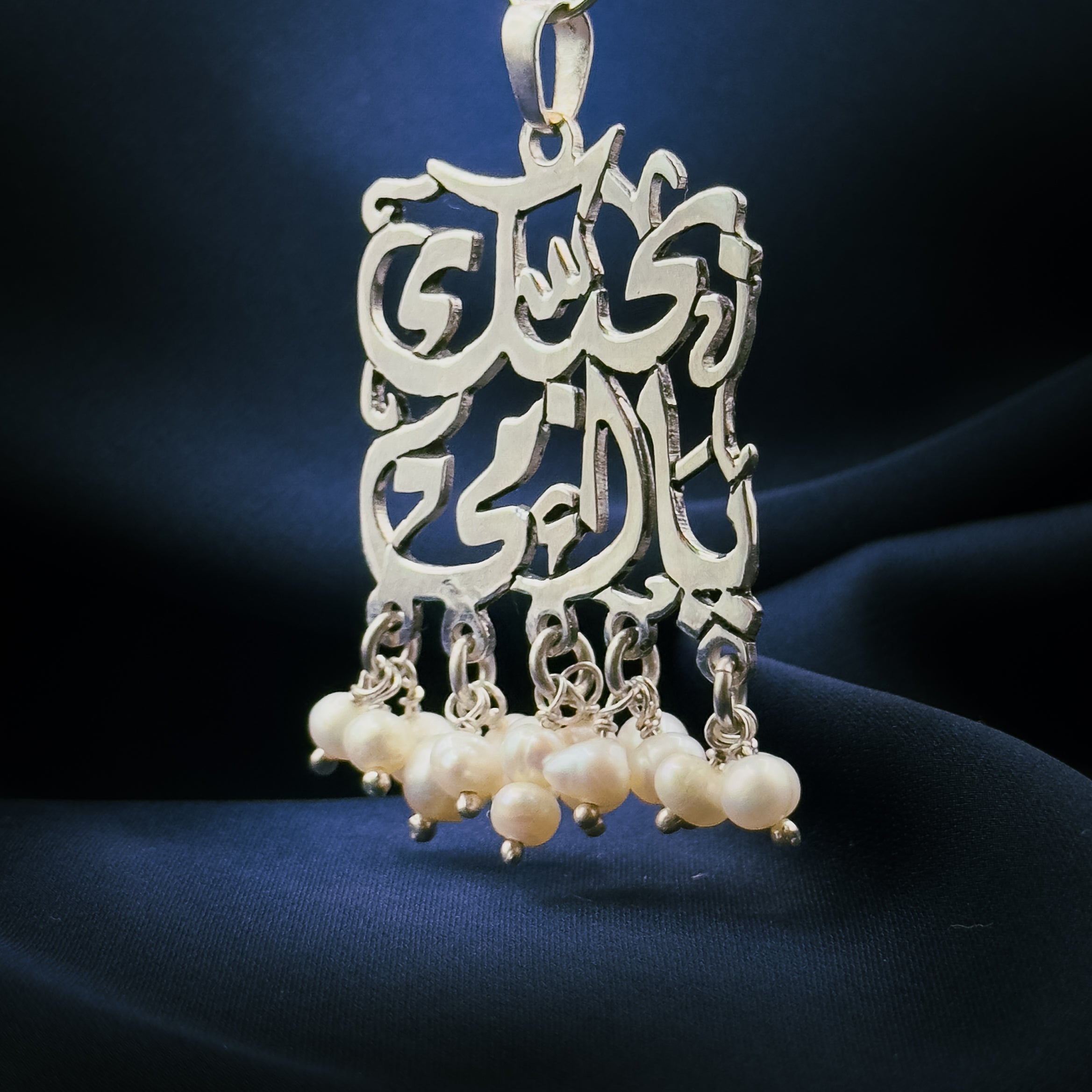 "Love You Mom" Silver Pendant – A Pearl of Devotion