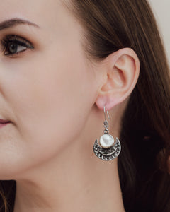 Crescent earring with Pearl