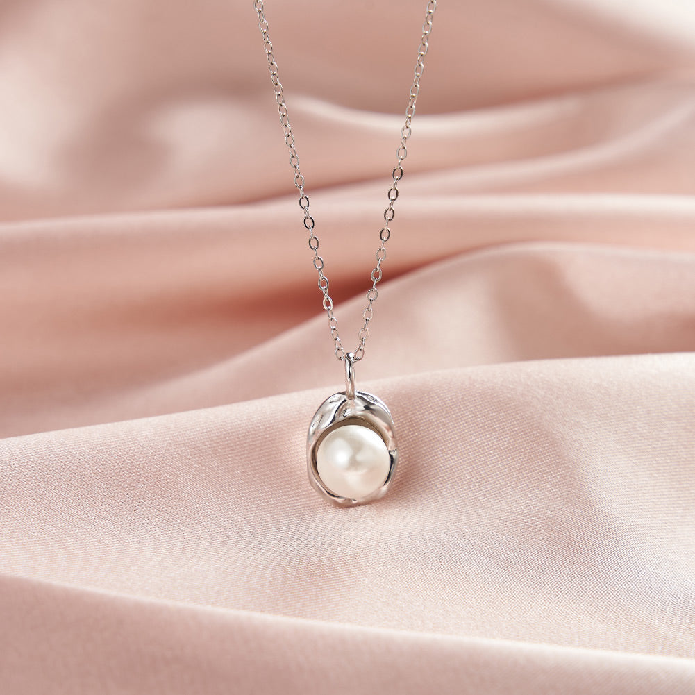 Simple Necklace with a Large Pearl
