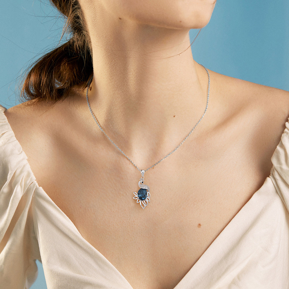 Simple Swan Glow Silver Necklace