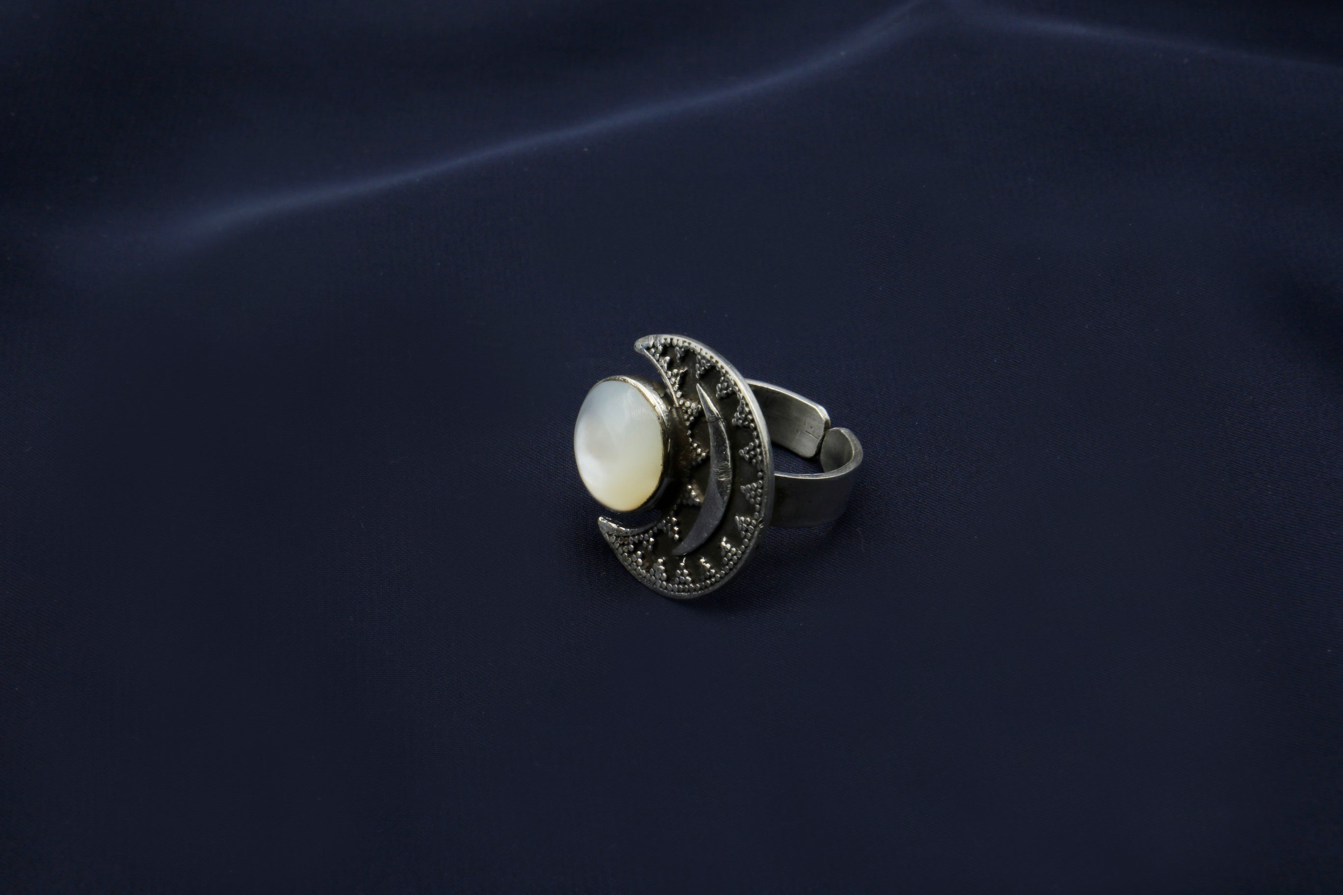 خاتم هلال مع لؤلؤة