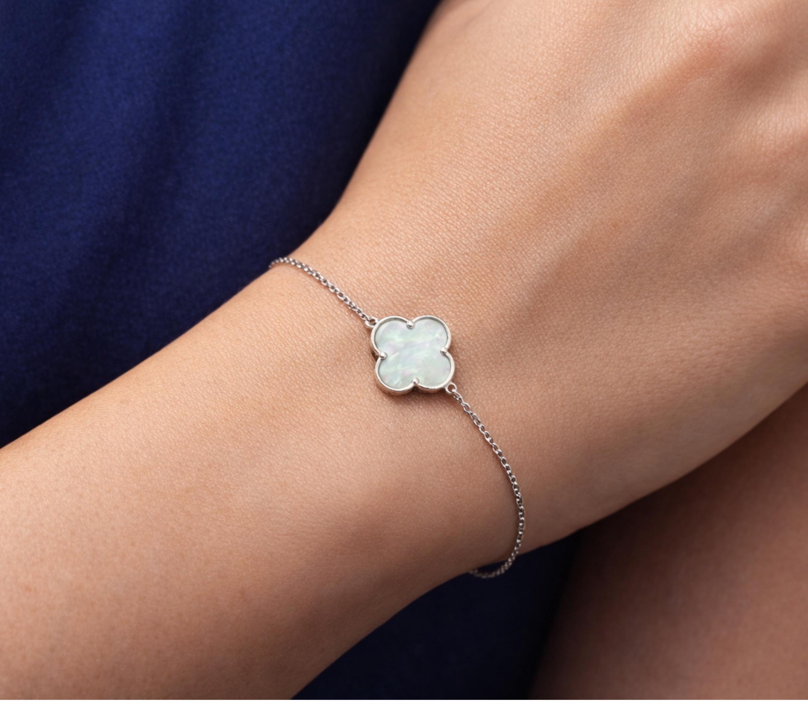 The Mother-of-Pearl Clover Bracelet 3214