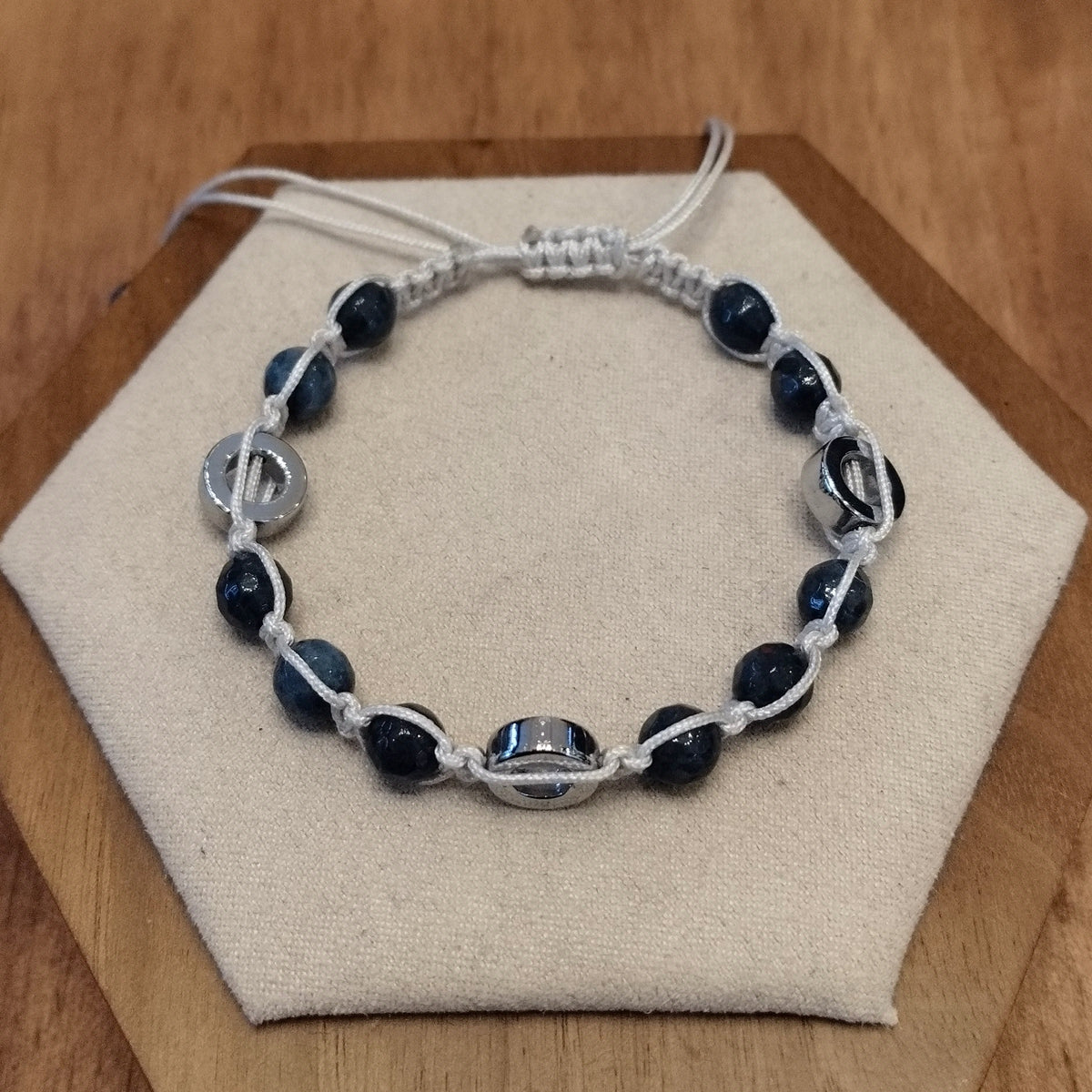 Gray thread bracelet with indigo blue Agate and macrame clasp 12060