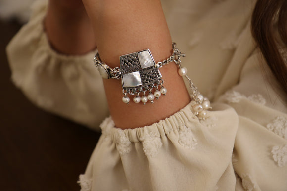 Bracelet with adorned geometric piece with natural pearl
