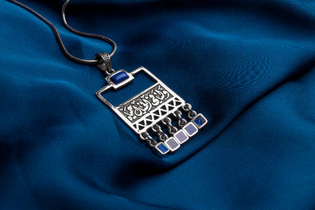 Imagination square Pendant with 5 blue stones