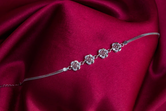 A sterling silver bracelet with four roses. Length: 18 cm + 5 cm extension