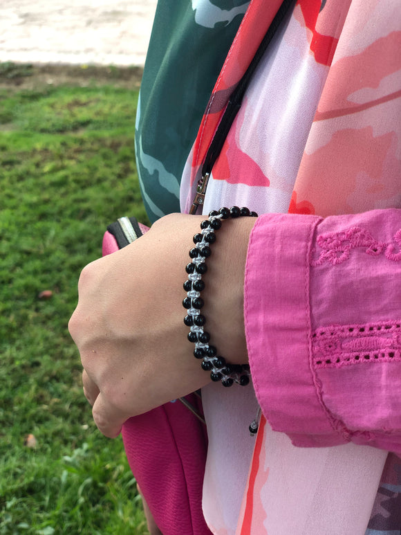 Bracelet of black agate beads with macrame clasp