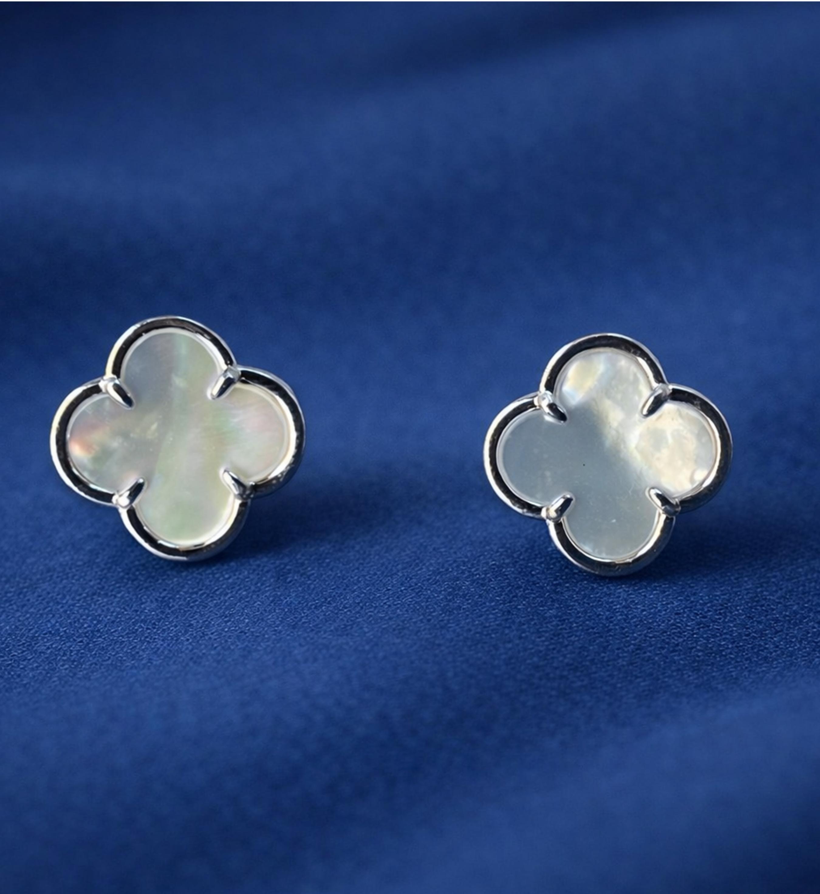 The Mother-of-Pearl Clover Earrings 4305