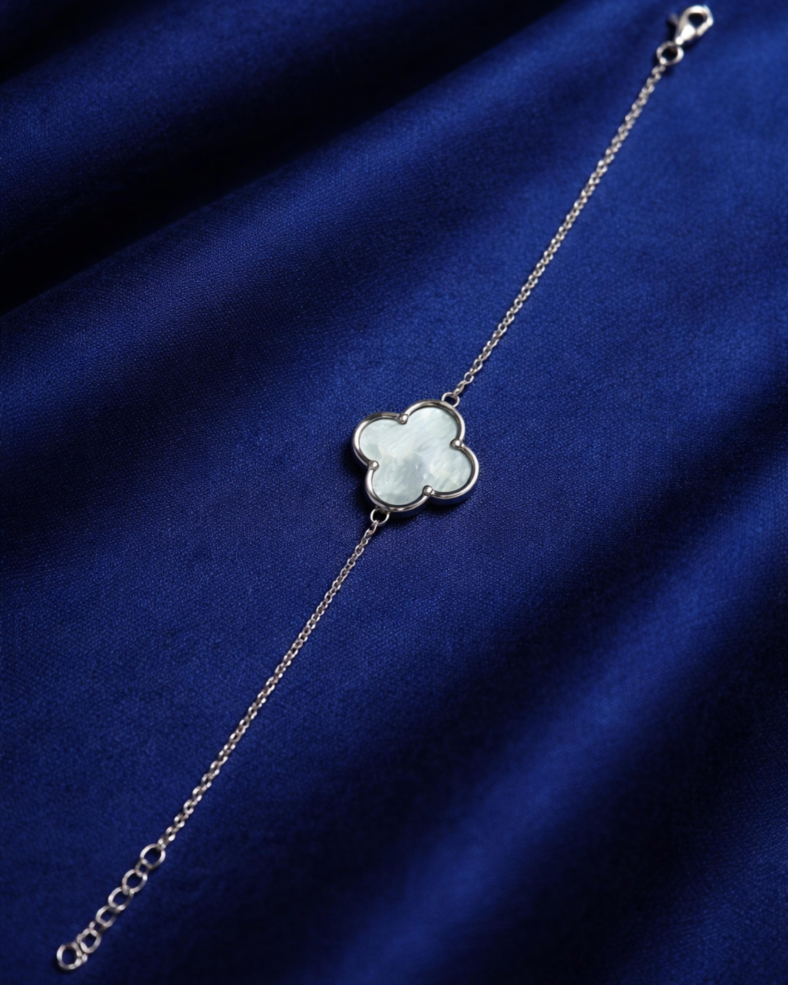 The Mother-of-Pearl Clover Bracelet 3214