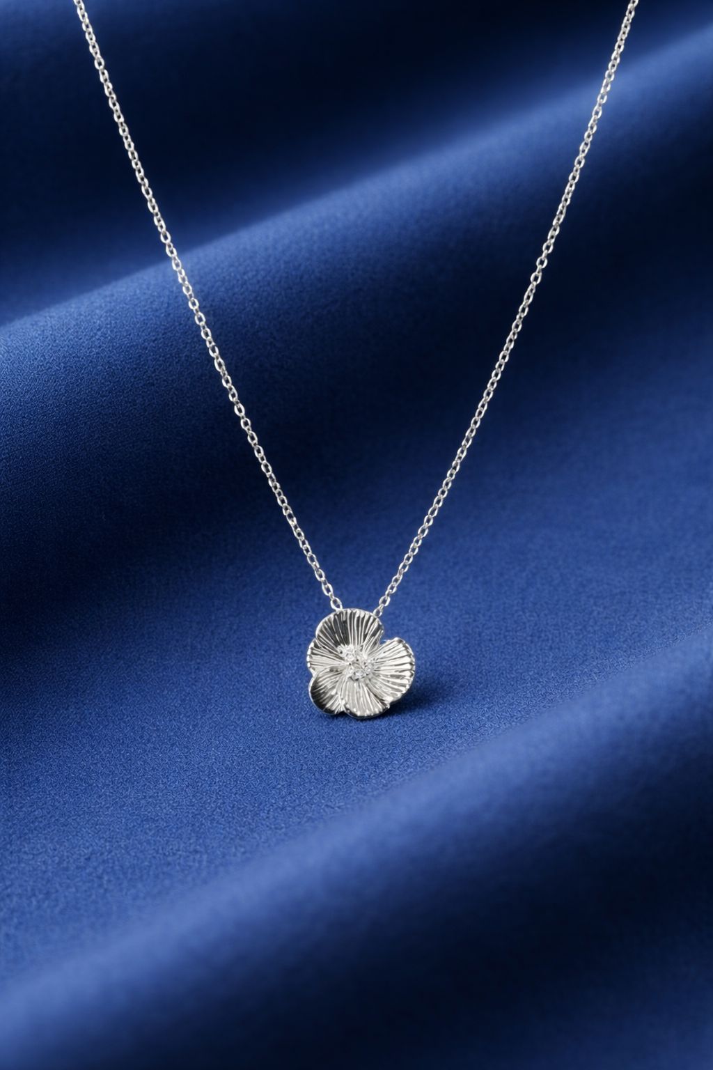 The Silver Lily Necklace 6275