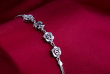 A sterling silver bracelet with four roses. Length: 18 cm + 5 cm extension